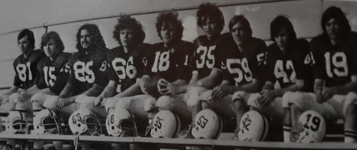 From left to right: #87 Marc Nichols, #15 Tim Layden, #85 Jim McKee, #66 Steve Toben, #18 Marty Gordon, #35 Bill Greco, #59 Tim Nichols, #42 Ray Greenwood, #19 Bob Shovah 